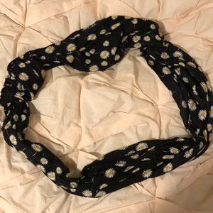 Black infinite scarf with a daisy pattern